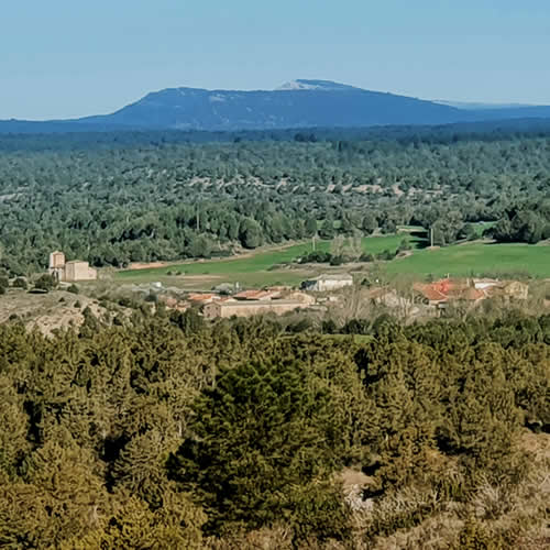 vista general del pueblo de fuentecantales desde el raso